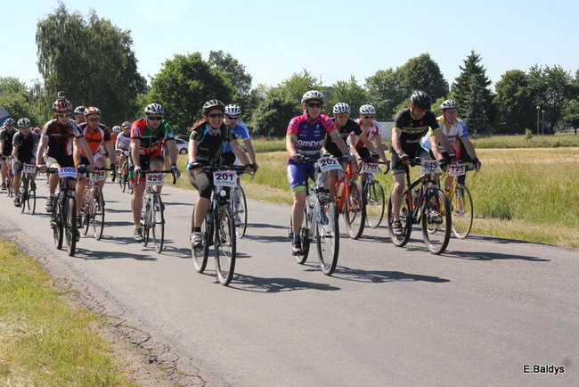 Kolarze na trasie. Grzegorz Brzechwa apeluje o rozwagę  (zdjęcia ze startu)