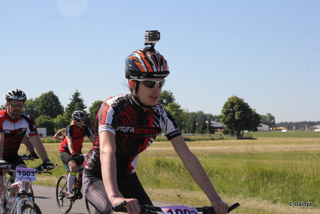 Kolarze na trasie. Grzegorz Brzechwa apeluje o rozwagę  (zdjęcia ze startu)