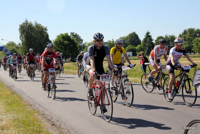 Kolarze na trasie. Grzegorz Brzechwa apeluje o rozwagę  (zdjęcia ze startu)
