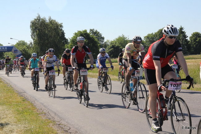 Kolarze na trasie. Grzegorz Brzechwa apeluje o rozwagę  (zdjęcia ze startu)