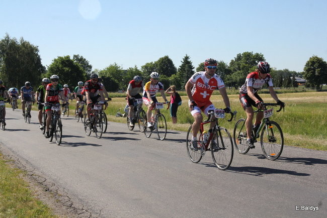 Kolarze na trasie. Grzegorz Brzechwa apeluje o rozwagę  (zdjęcia ze startu)