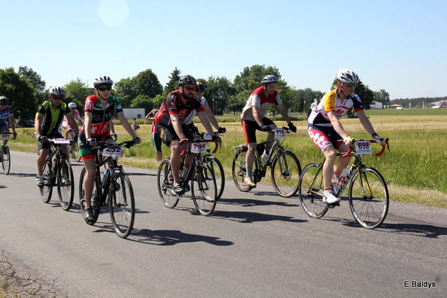 Kolarze na trasie. Grzegorz Brzechwa apeluje o rozwagę  (zdjęcia ze startu)