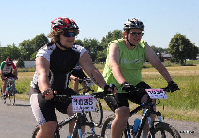 Kolarze na trasie. Grzegorz Brzechwa apeluje o rozwagę  (zdjęcia ze startu)