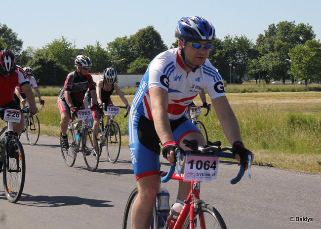 Kolarze na trasie. Grzegorz Brzechwa apeluje o rozwagę  (zdjęcia ze startu)