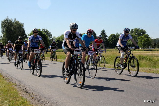 Kolarze na trasie. Grzegorz Brzechwa apeluje o rozwagę  (zdjęcia ze startu)