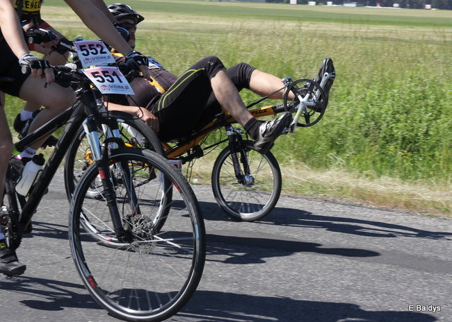 Kolarze na trasie. Grzegorz Brzechwa apeluje o rozwagę  (zdjęcia ze startu)