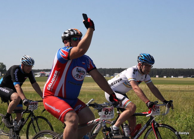 Kolarze na trasie. Grzegorz Brzechwa apeluje o rozwagę  (zdjęcia ze startu)