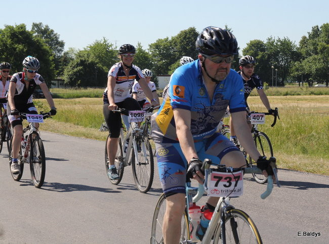 Kolarze na trasie. Grzegorz Brzechwa apeluje o rozwagę  (zdjęcia ze startu)
