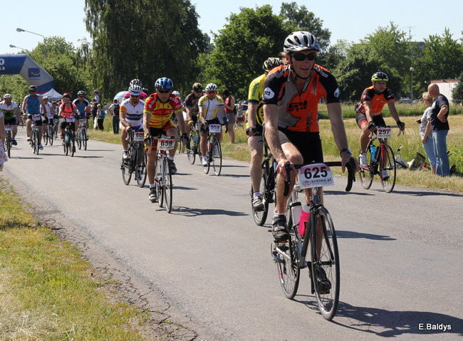 Kolarze na trasie. Grzegorz Brzechwa apeluje o rozwagę  (zdjęcia ze startu)