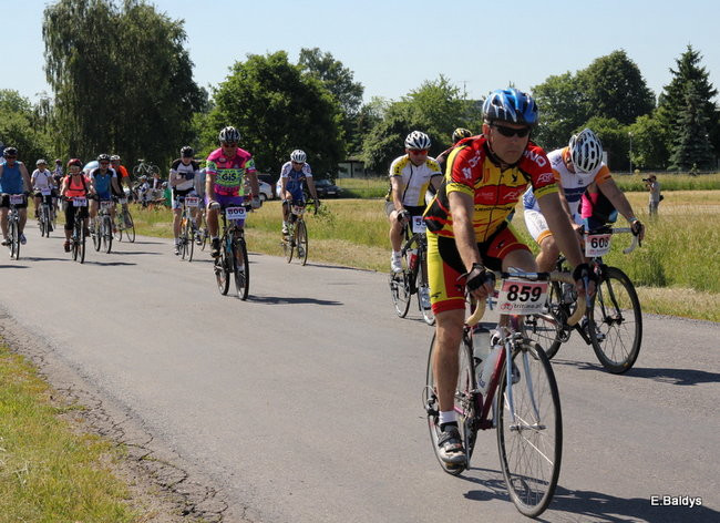 Kolarze na trasie. Grzegorz Brzechwa apeluje o rozwagę  (zdjęcia ze startu)