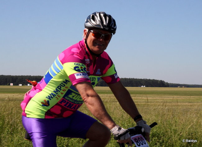 Kolarze na trasie. Grzegorz Brzechwa apeluje o rozwagę  (zdjęcia ze startu)