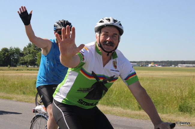 Kolarze na trasie. Grzegorz Brzechwa apeluje o rozwagę  (zdjęcia ze startu)