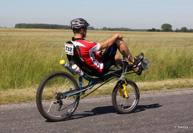 Kolarze na trasie. Grzegorz Brzechwa apeluje o rozwagę  (zdjęcia ze startu)