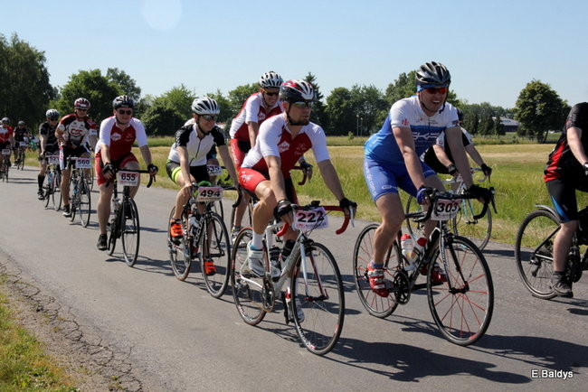 Kolarze na trasie. Grzegorz Brzechwa apeluje o rozwagę  (zdjęcia ze startu)