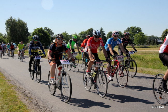 Kolarze na trasie. Grzegorz Brzechwa apeluje o rozwagę  (zdjęcia ze startu)
