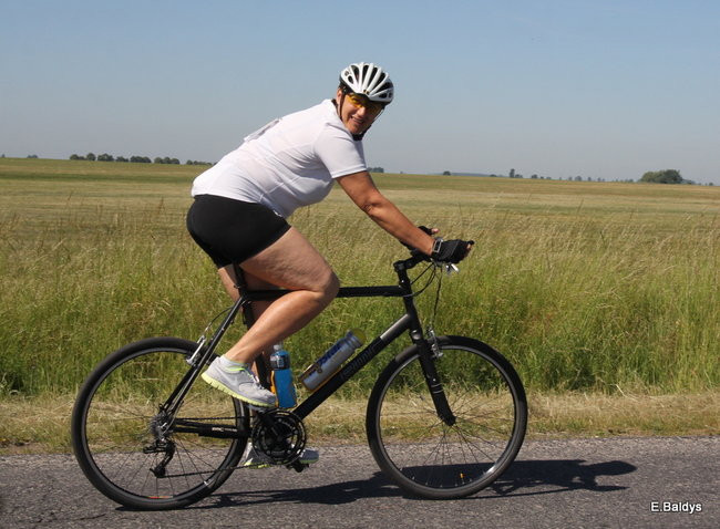 Kolarze na trasie. Grzegorz Brzechwa apeluje o rozwagę  (zdjęcia ze startu)