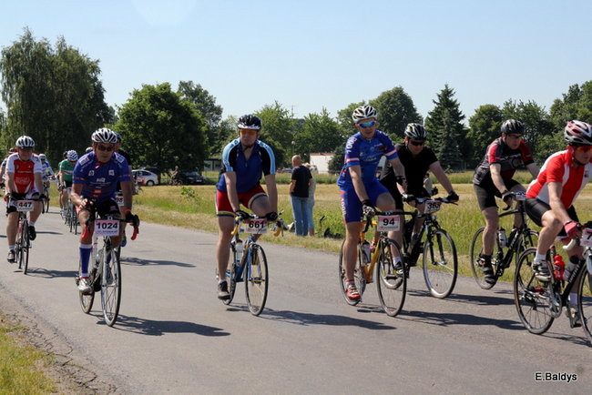 Kolarze na trasie. Grzegorz Brzechwa apeluje o rozwagę  (zdjęcia ze startu)