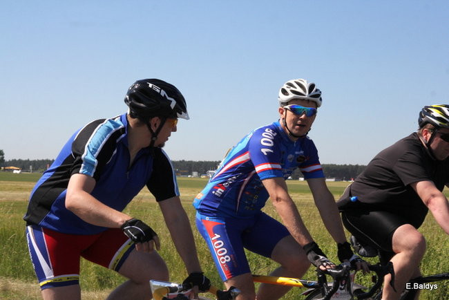 Kolarze na trasie. Grzegorz Brzechwa apeluje o rozwagę  (zdjęcia ze startu)