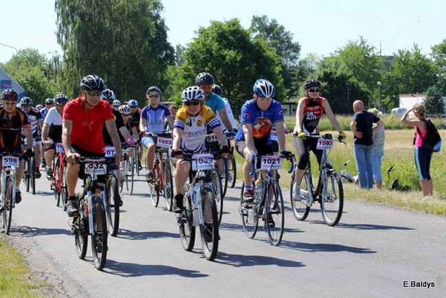 Kolarze na trasie. Grzegorz Brzechwa apeluje o rozwagę  (zdjęcia ze startu)