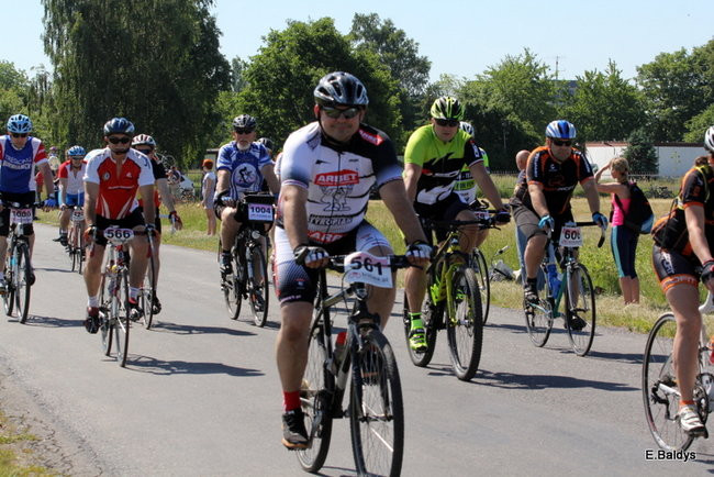 Kolarze na trasie. Grzegorz Brzechwa apeluje o rozwagę  (zdjęcia ze startu)