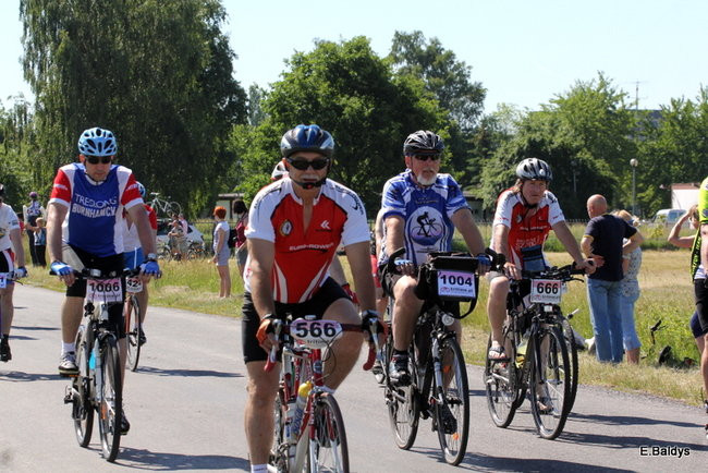 Kolarze na trasie. Grzegorz Brzechwa apeluje o rozwagę  (zdjęcia ze startu)