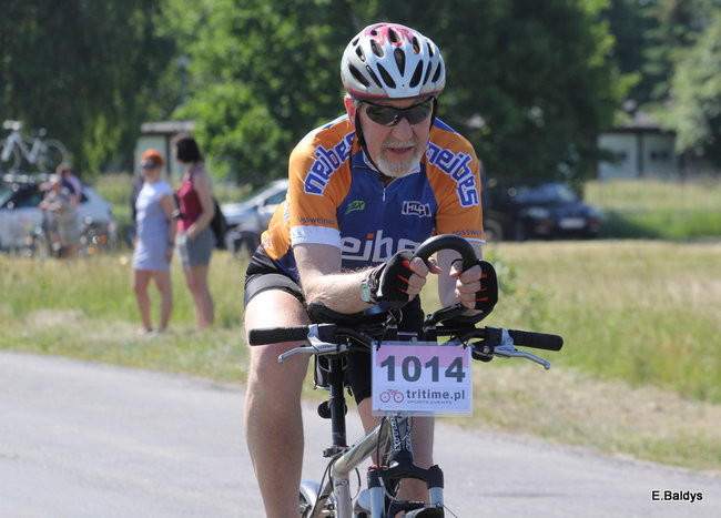 Kolarze na trasie. Grzegorz Brzechwa apeluje o rozwagę  (zdjęcia ze startu)