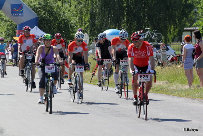 Kolarze na trasie. Grzegorz Brzechwa apeluje o rozwagę  (zdjęcia ze startu)