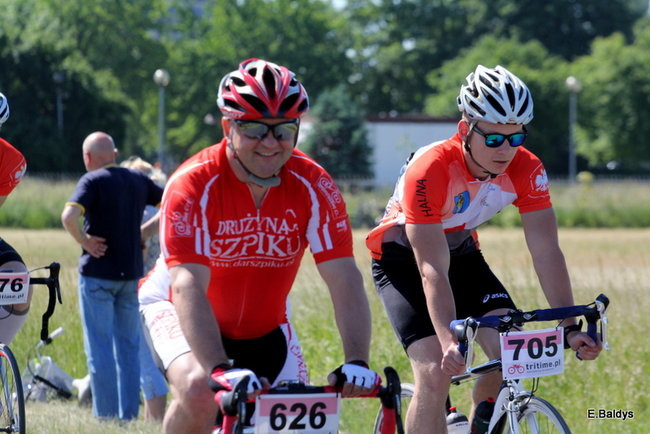 Kolarze na trasie. Grzegorz Brzechwa apeluje o rozwagę  (zdjęcia ze startu)
