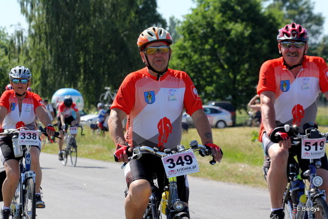 Kolarze na trasie. Grzegorz Brzechwa apeluje o rozwagę  (zdjęcia ze startu)