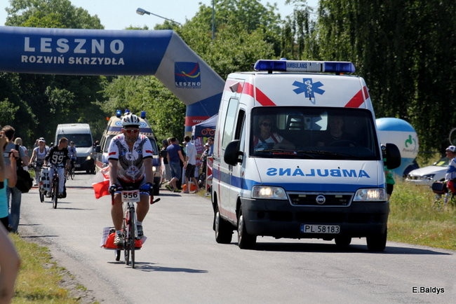 Kolarze na trasie. Grzegorz Brzechwa apeluje o rozwagę  (zdjęcia ze startu)
