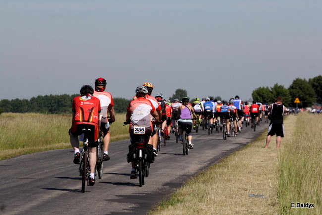 Kolarze na trasie. Grzegorz Brzechwa apeluje o rozwagę  (zdjęcia ze startu)