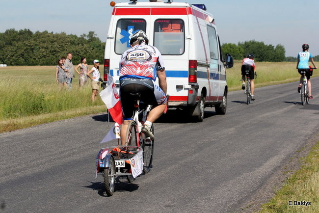 Kolarze na trasie. Grzegorz Brzechwa apeluje o rozwagę  (zdjęcia ze startu)