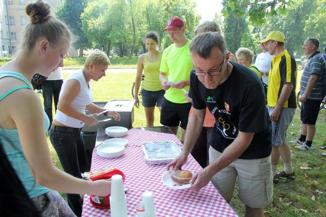 Pod drzewem odpoczynek (zdjęcia)