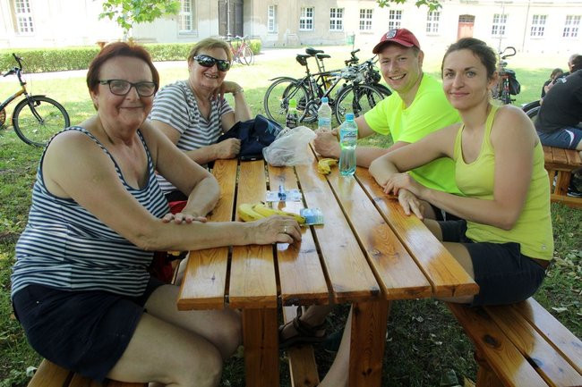 Pod drzewem odpoczynek (zdjęcia)