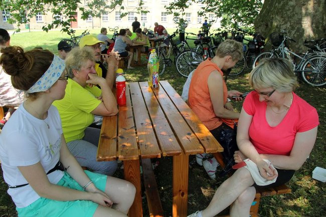 Pod drzewem odpoczynek (zdjęcia)