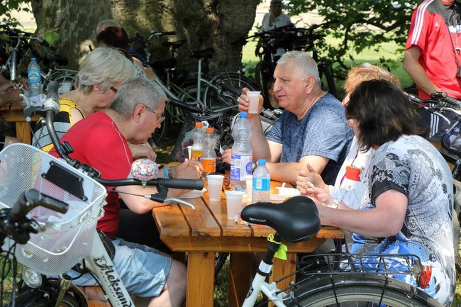 Pod drzewem odpoczynek (zdjęcia)