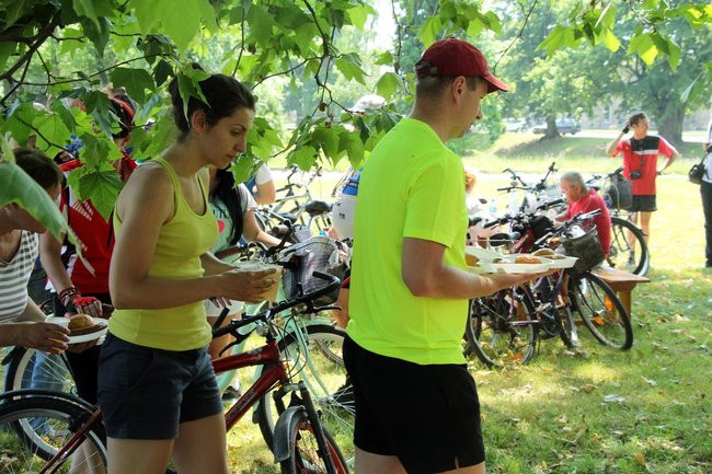 Pod drzewem odpoczynek (zdjęcia)