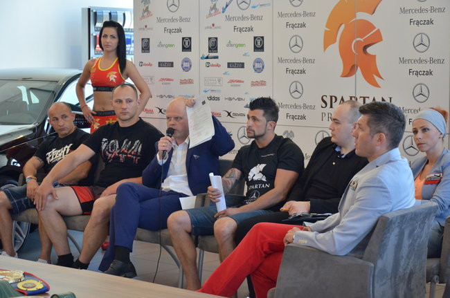 Stanęli na wadze i spojrzeli sobie w oczy (zdjęcia)