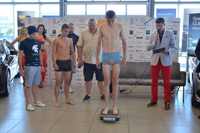 Stanęli na wadze i spojrzeli sobie w oczy (zdjęcia)