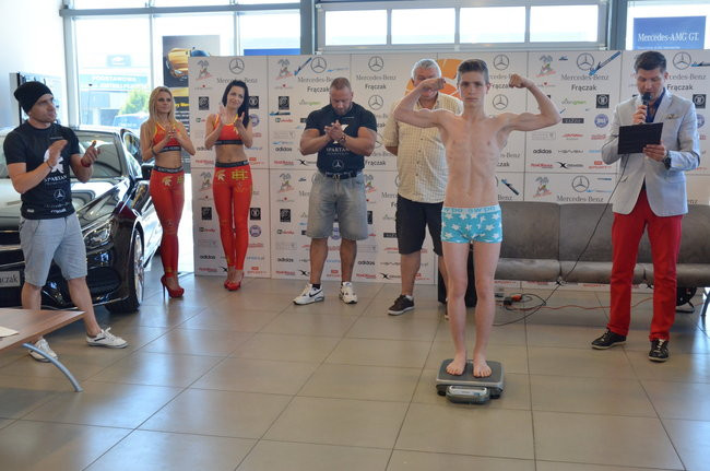 Stanęli na wadze i spojrzeli sobie w oczy (zdjęcia)