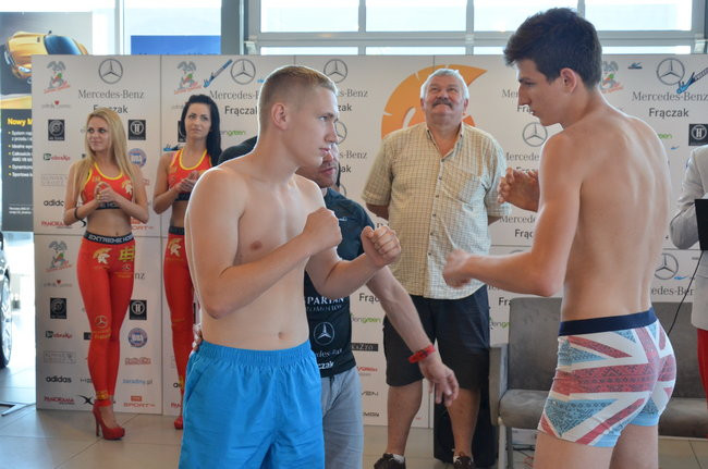 Stanęli na wadze i spojrzeli sobie w oczy (zdjęcia)