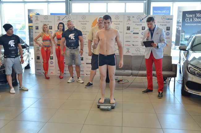 Stanęli na wadze i spojrzeli sobie w oczy (zdjęcia)