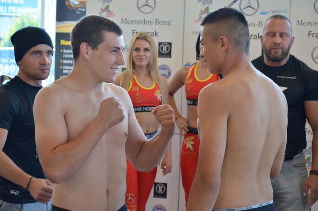 Stanęli na wadze i spojrzeli sobie w oczy (zdjęcia)