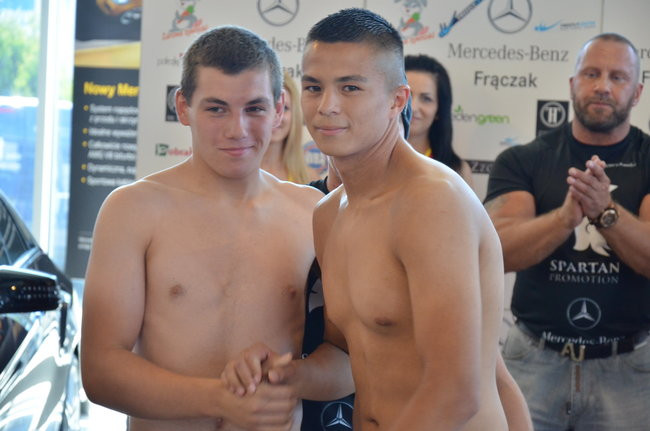 Stanęli na wadze i spojrzeli sobie w oczy (zdjęcia)