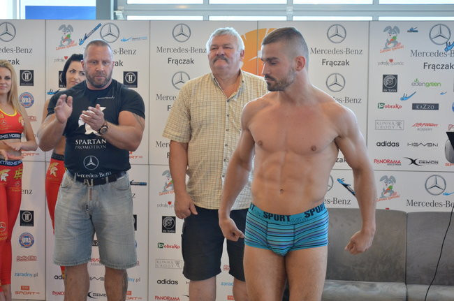 Stanęli na wadze i spojrzeli sobie w oczy (zdjęcia)