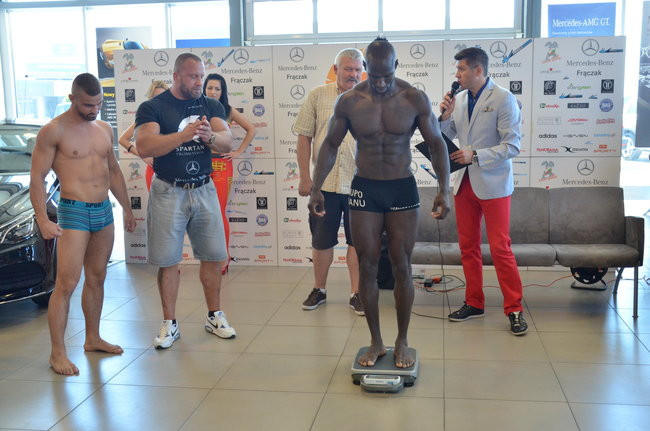 Stanęli na wadze i spojrzeli sobie w oczy (zdjęcia)