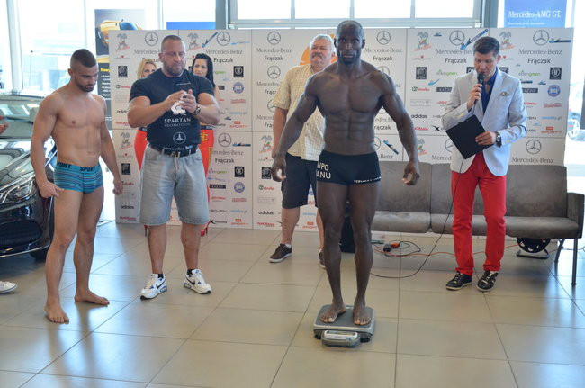 Stanęli na wadze i spojrzeli sobie w oczy (zdjęcia)