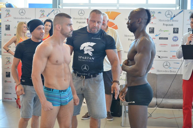 Stanęli na wadze i spojrzeli sobie w oczy (zdjęcia)