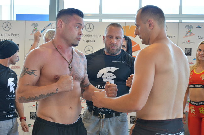 Stanęli na wadze i spojrzeli sobie w oczy (zdjęcia)