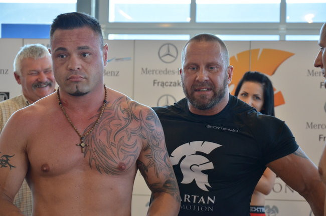 Stanęli na wadze i spojrzeli sobie w oczy (zdjęcia)